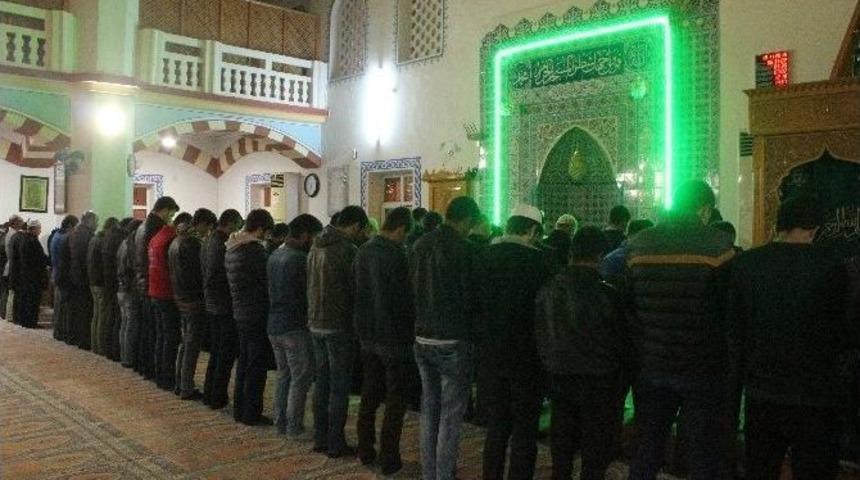 Gen&ccedil;ler Sabah Namazında Buluştu