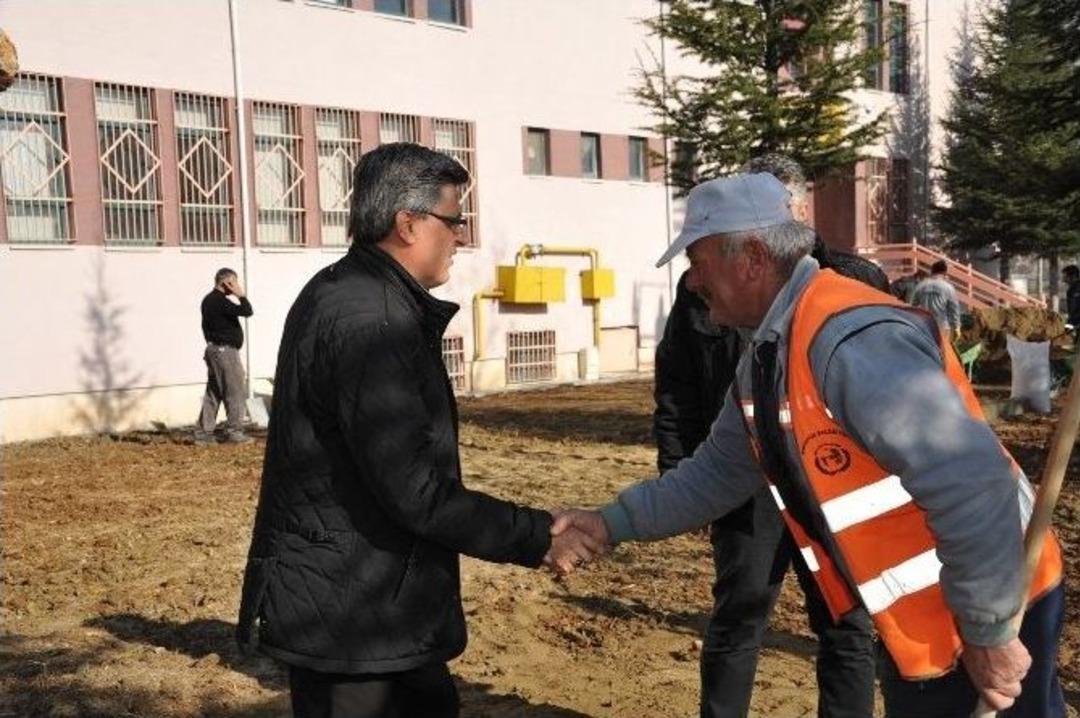 Boz&uuml;y&uuml;k Belediyesi&rsquo;nden Fen Lisesi&rsquo;nin Bah&ccedil;esine &Ccedil;im Ekimi