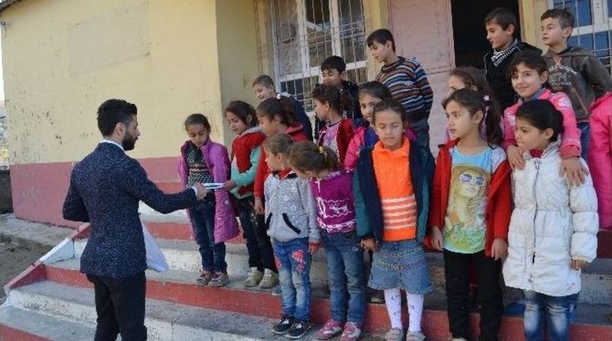 Gen&ccedil; Esnaftan &Ouml;ğrencilere Kırtasiye Yardımı