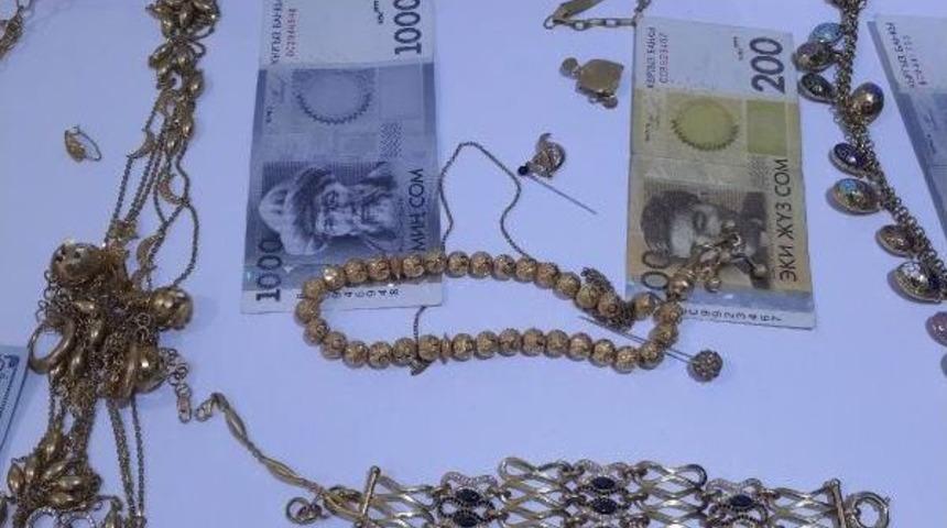 Gasp Ettikleri Altınları I&ccedil; &Ccedil;amaşırı Ve &Ccedil;oraplarını Doldurup Ka&ccedil;arken Yakalandılar