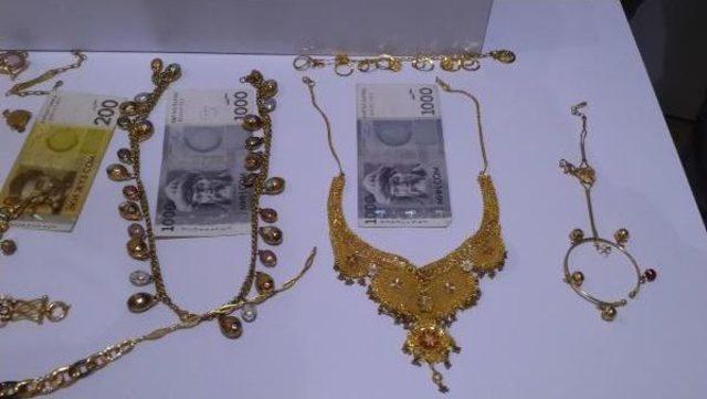 Gasp Ettikleri Altınları I&ccedil; &Ccedil;amaşırı Ve &Ccedil;oraplarını Doldurup Ka&ccedil;arken Yakalandılar 1