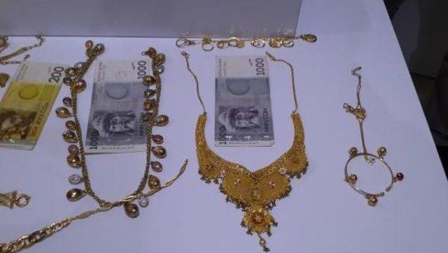 Gasp Ettikleri Altınları I&ccedil; &Ccedil;amaşırı Ve &Ccedil;oraplarını Doldurup Ka&ccedil;arken Yakalandılar 2