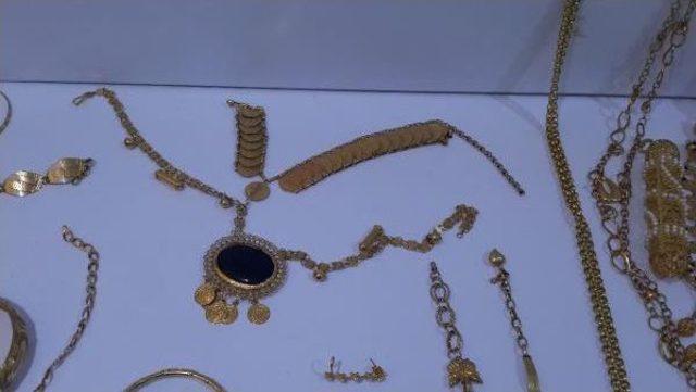 Gasp Ettikleri Altınları I&ccedil; &Ccedil;amaşırı Ve &Ccedil;oraplarını Doldurup Ka&ccedil;arken Yakalandılar 3