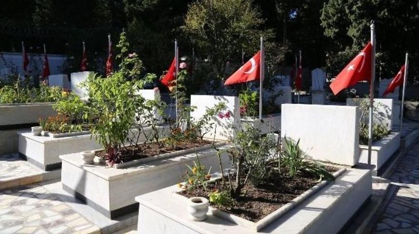 Hatay Şehitliği&rsquo;ndeki Bayraklar Değiştirildi