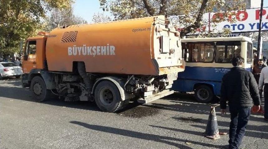 Temizlik Aracının Altında Kalan Değnek&ccedil;i &Ouml;ld&uuml;