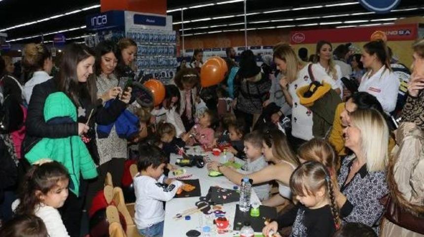 Minikler Mickey'nin Doğum G&uuml;n&uuml;nde Doyasıya Eğlendi