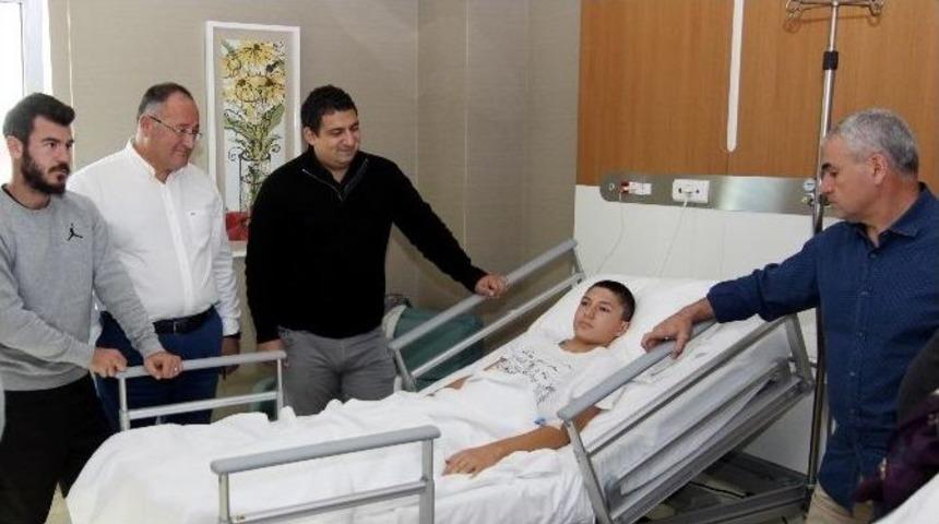 Antalyaspor&rsquo;dan Ayağı Kırılan U16 Oyuncusu Burak &Uuml;nl&uuml;&rsquo;ye Ziyaret