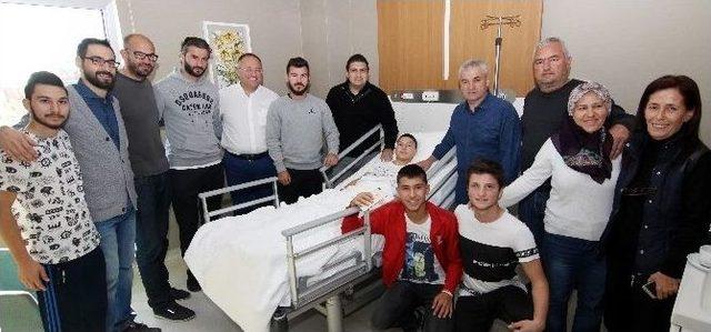 Antalyaspor’dan Ayağı Kırılan U16 Oyuncusu Burak Ünlü’ye Ziyaret