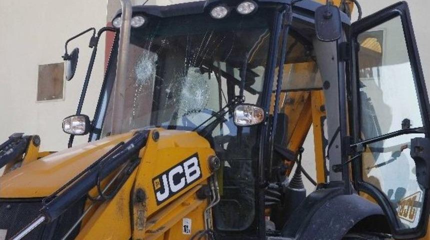 İzmir&rsquo;de D&uuml;ğ&uuml;n Salonu Yıkımında Taşlı Sopalı Saldırı: 5 Zabıta Yaralı