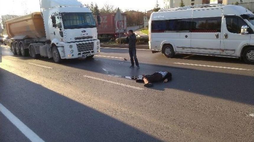 Hafif Ticari Aracın &Ccedil;arptığı Yaya Hayatını Kaybetti
