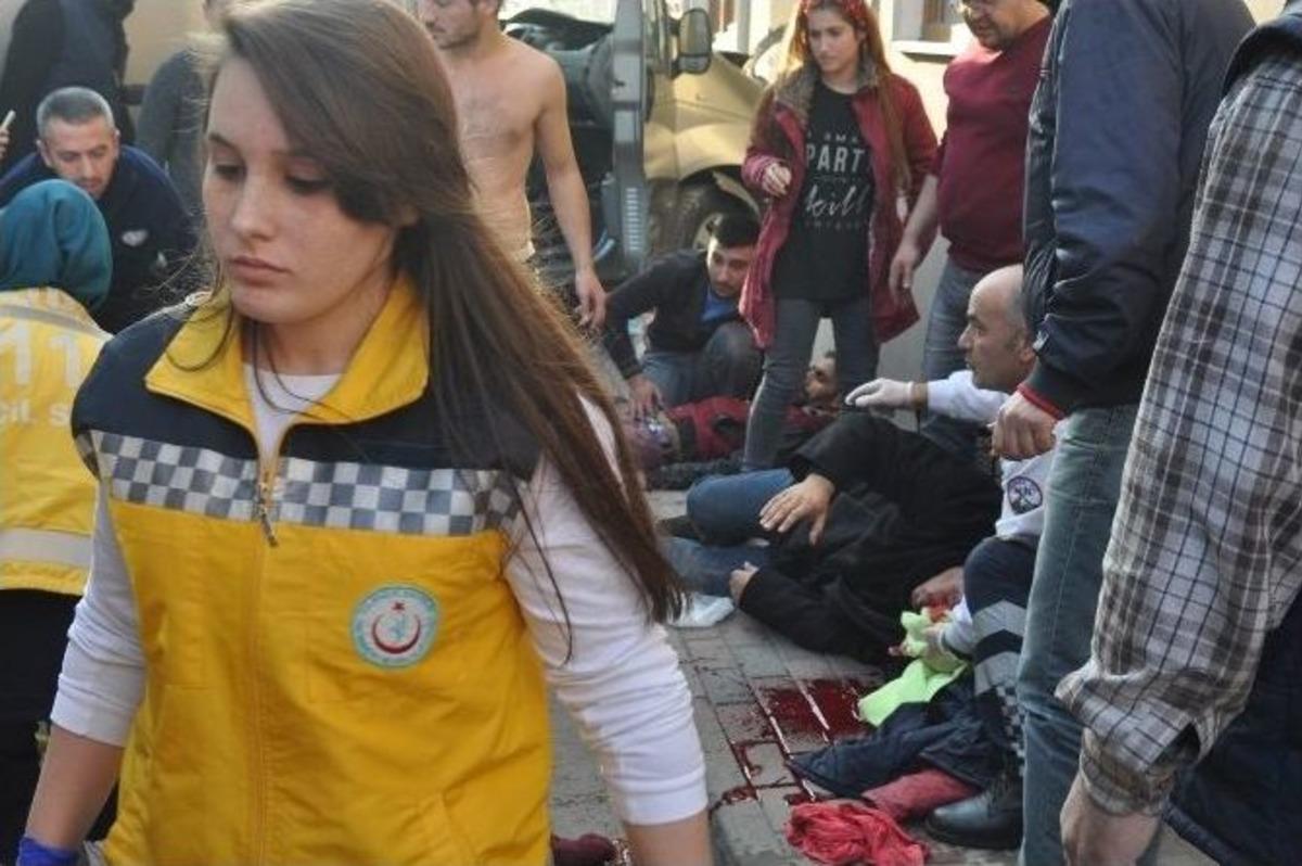 İki Kişinin Ağır Yaralandığı Minib&uuml;slerin &Ccedil;arpışma Anı Kamerada