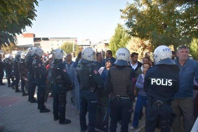 Bayraklı'da Belediye Cemevinin Düğün Salonunu Yıktı