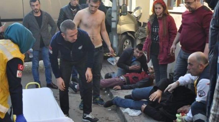 İneg&ouml;l&rsquo;De Minib&uuml;sler &Ccedil;arpıştı: 2 Yaralı