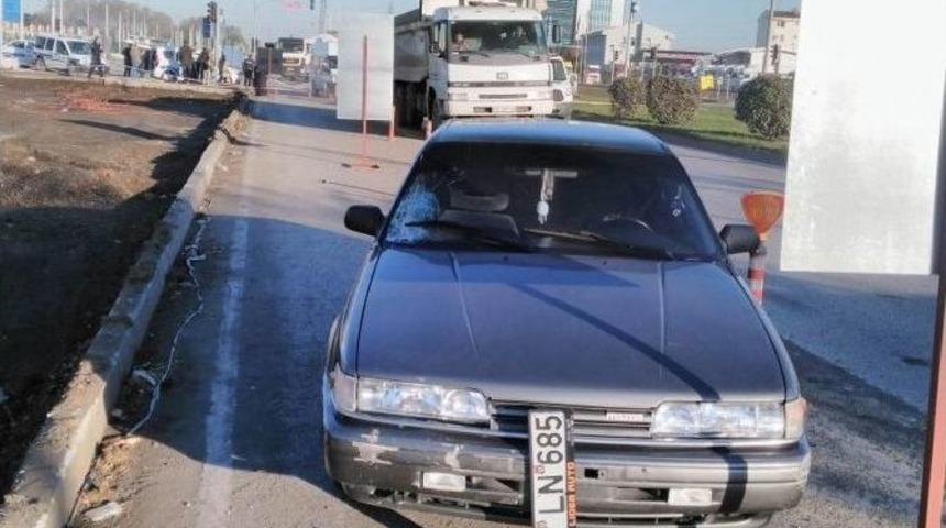 Otomobilin &Ccedil;arptığı Gen&ccedil; Kız Ağır Yaralandı