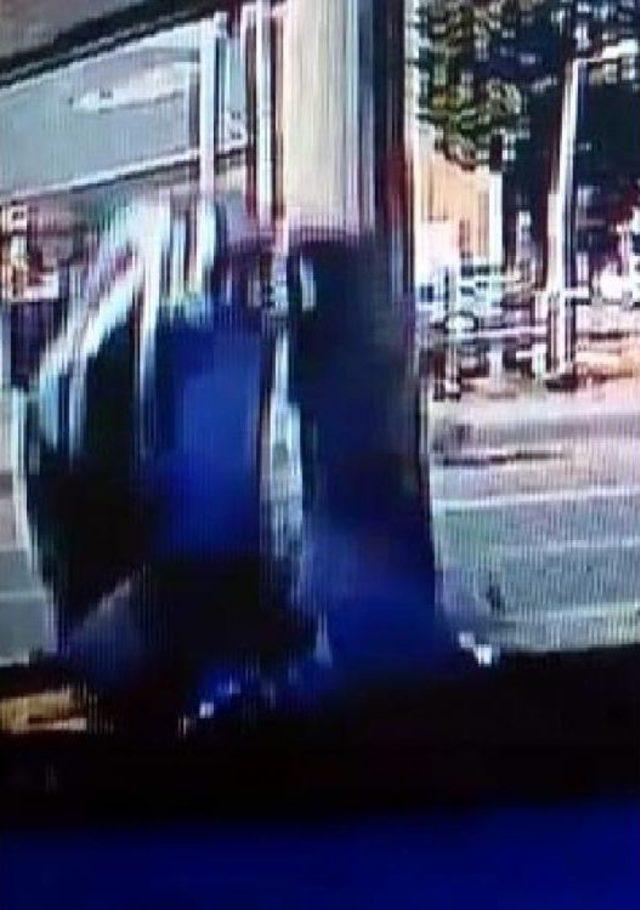 Tabela Direğine &Ccedil;arpan S&uuml;r&uuml;c&uuml; Kazayı Ucuz Atlattı 1