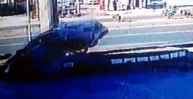 Tabela Direğine &Ccedil;arpan S&uuml;r&uuml;c&uuml; Kazayı Ucuz Atlattı 3