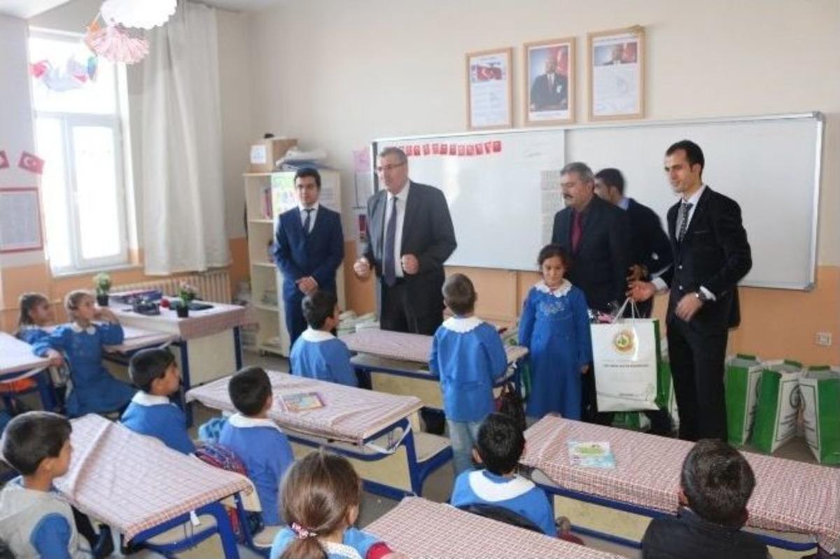 Ağrı&rsquo;da İhtiya&ccedil; Sahibi &Ouml;ğrencileri Giyim Yardımı