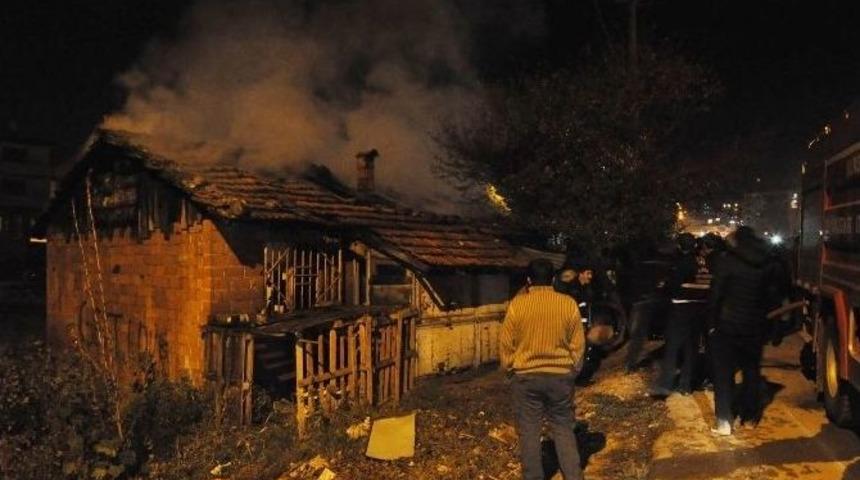 3 Ailenin Yaşadığı Ev Alevlere Teslim Oldu