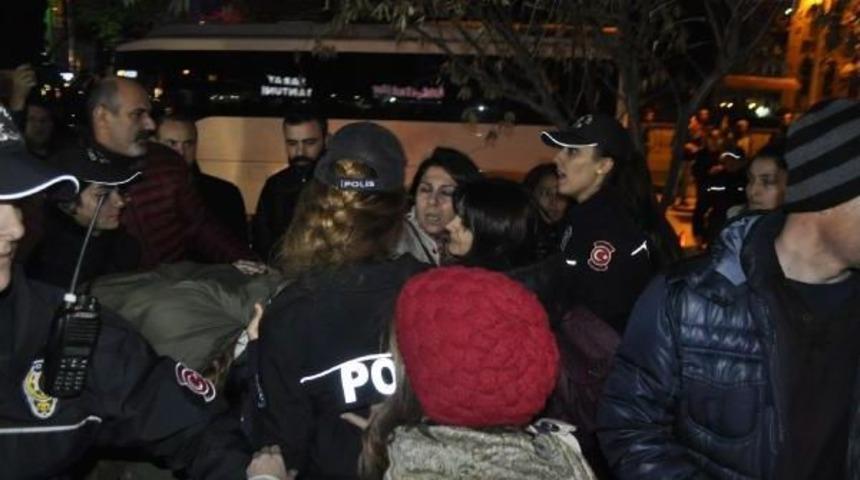 İzmit'te Cinsel Istismar D&uuml;zenlemesini Protesto Etmek Isteyen Gruba Polis M&uuml;dahalesi: 14 G&ouml;zaltı
