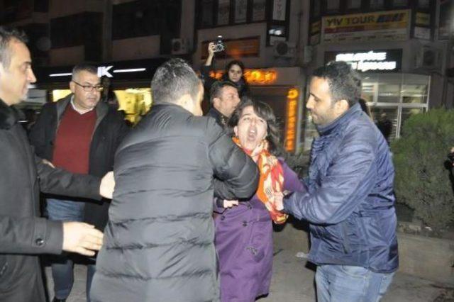 İzmit te Cinsel Istismar D&uuml;zenlemesini Protesto Etmek Isteyen Gruba Polis M&uuml;dahalesi: 14 G&ouml;zaltı 1