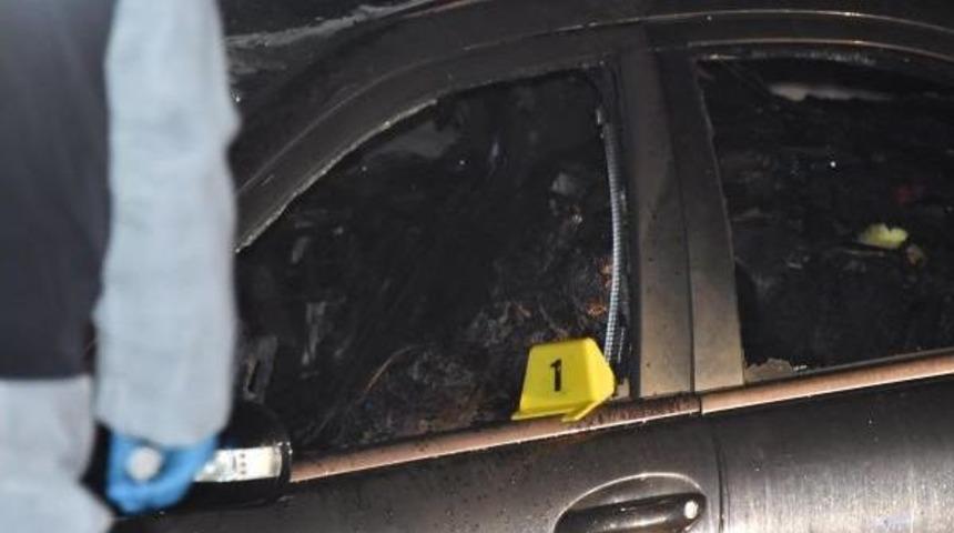 Yanan L&uuml;ks Otomobilden Erkek Cesedi Cıktı