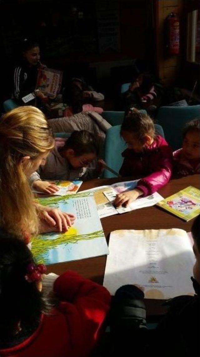 Minik Kitap Kurtları K&uuml;t&uuml;phanede 1