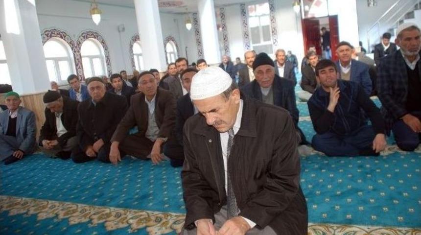 Dubaili İşadamlarının Yaptırdığı Cami İbadete A&ccedil;ıldı