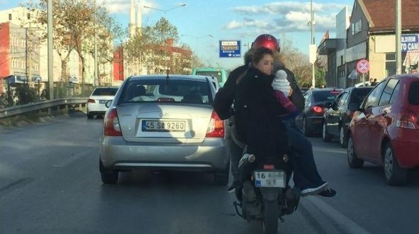 Kendi Kask Taktı Arkadaki Eşi Ve &Ccedil;ocuğunu Hi&ccedil; D&uuml;ş&uuml;nmedi