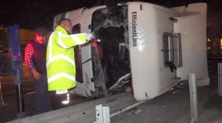 Bariyerlere &Ccedil;arparak Devrilen Tır'ın S&uuml;r&uuml;c&uuml;s&uuml; &Ouml;ld&uuml;