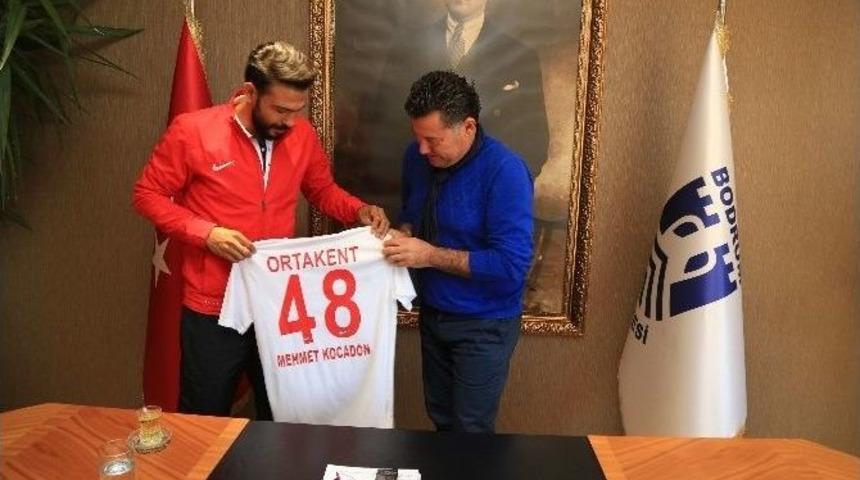 Ortakentspor Başkan Kocadon&rsquo;a Forma Hediye Etti