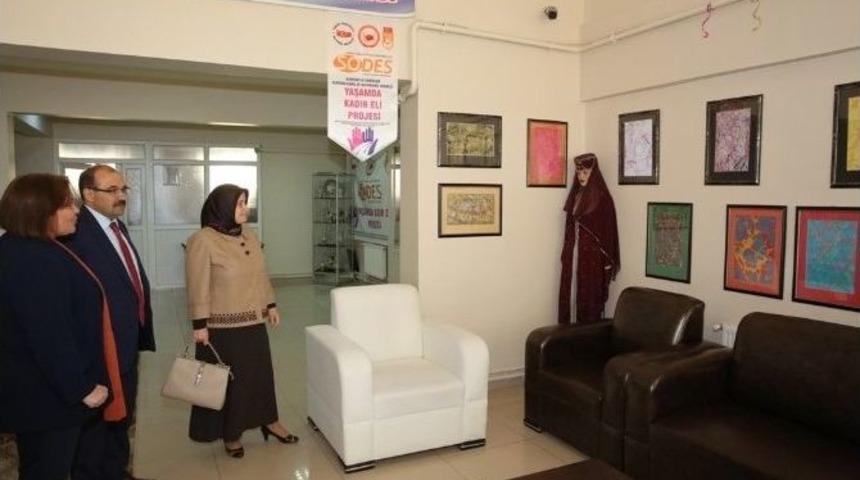 Vali Ustaoğlu Eşiyle Birlikte Bayburtlu Kadınlar Derneği&rsquo;ni Ziyaret Etti