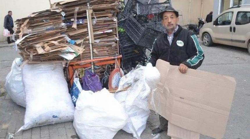 (&ouml;zel Haber) Yaz Kış Demeden Geri D&ouml;n&uuml;ş&uuml;m Malzemesi Toplamak İ&ccedil;in G&uuml;nde 10 Km Y&uuml;r&uuml;yor