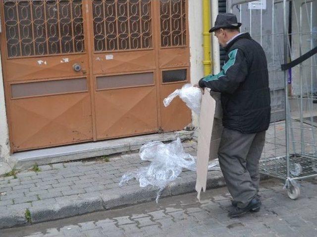 (özel Haber) Yaz Kış Demeden Geri Dönüşüm Malzemesi Toplamak İçin Günde 10 Km Yürüyor