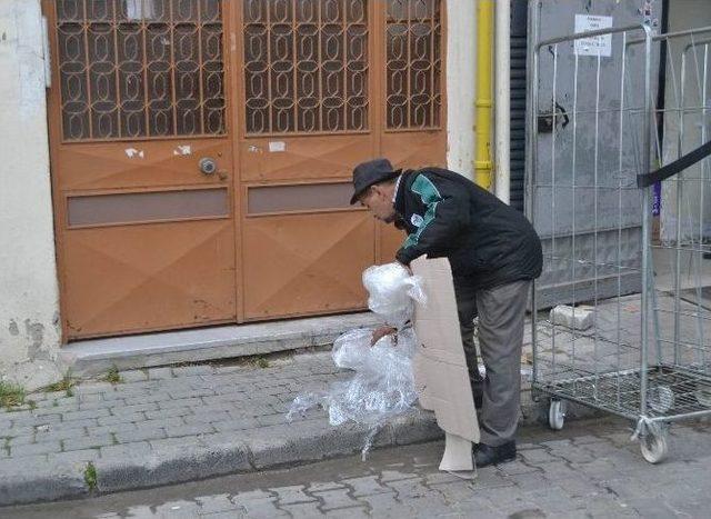 (özel Haber) Yaz Kış Demeden Geri Dönüşüm Malzemesi Toplamak İçin Günde 10 Km Yürüyor