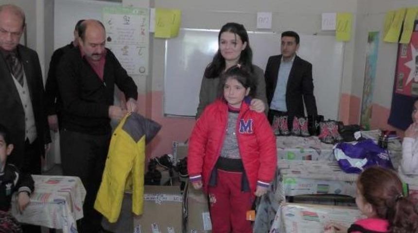 &Ouml;ğretmen Annesini &Ouml;rnek Aldı, &Ouml;ğrencileri Isıttı