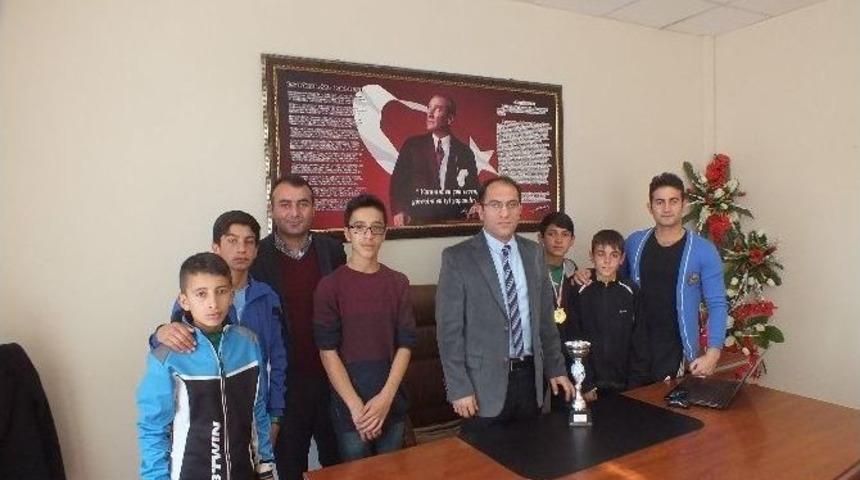 Malazgirt Alparslan Ortaokulu &Ouml;ğrencilerin Atletizm Başarı