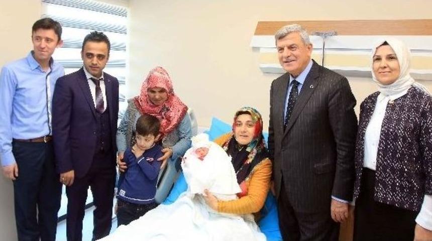 Başkan Karaosmanoğlu, B&uuml;şra Bebeğin Kulağına Ezan Okudu