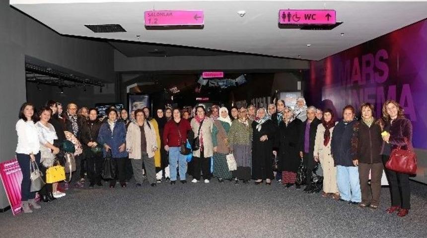 Okuma-yazma Kursu &Ouml;ğrencileri Sinemada