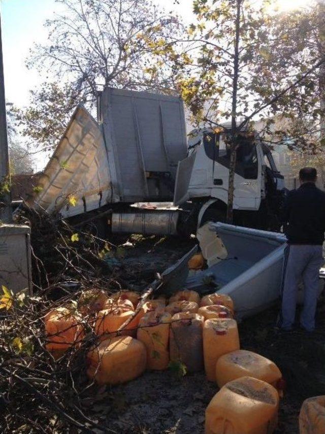 Yoldan &Ccedil;ıkan Tır Ağa&ccedil;ları Devirerek Durabildi 1