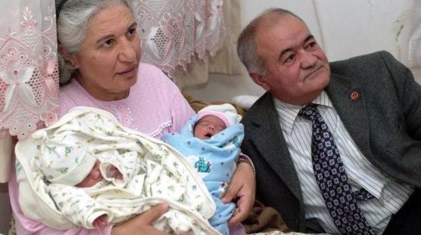 İleri Yaştaki &Ccedil;iftin T&uuml;p Bebek Ikizleri 11 Yaşında