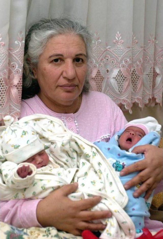İleri Yaştaki &Ccedil;iftin T&uuml;p Bebek Ikizleri 11 Yaşında 1