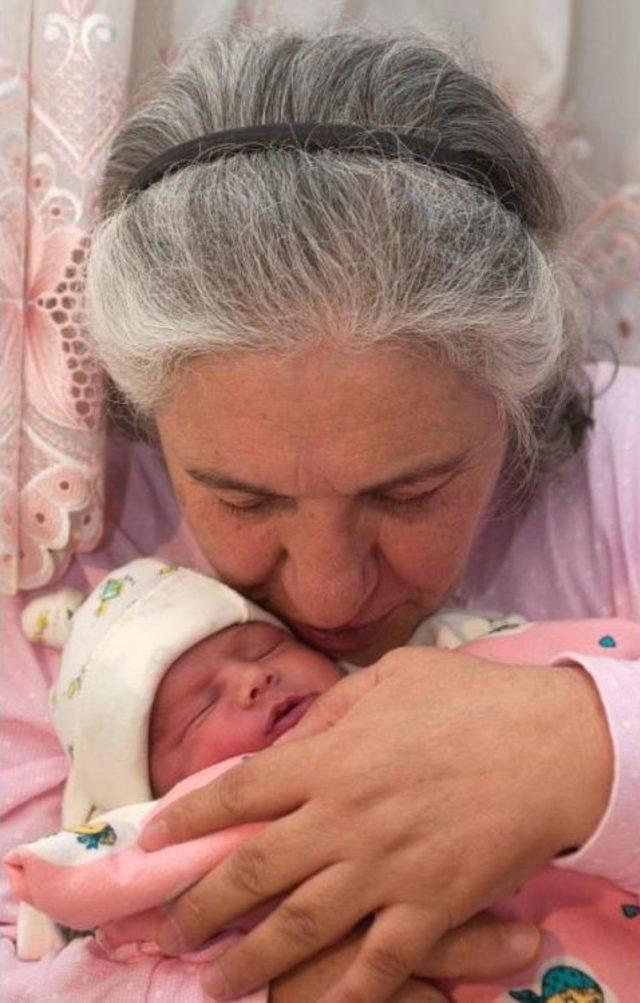 İleri Yaştaki &Ccedil;iftin T&uuml;p Bebek Ikizleri 11 Yaşında 2