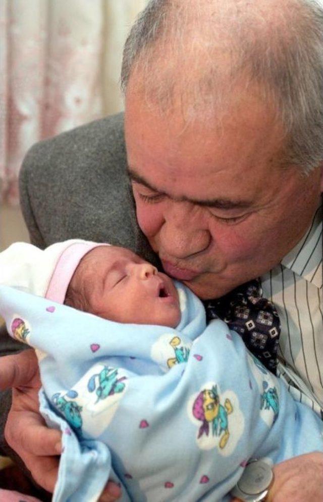 İleri Yaştaki &Ccedil;iftin T&uuml;p Bebek Ikizleri 11 Yaşında 3