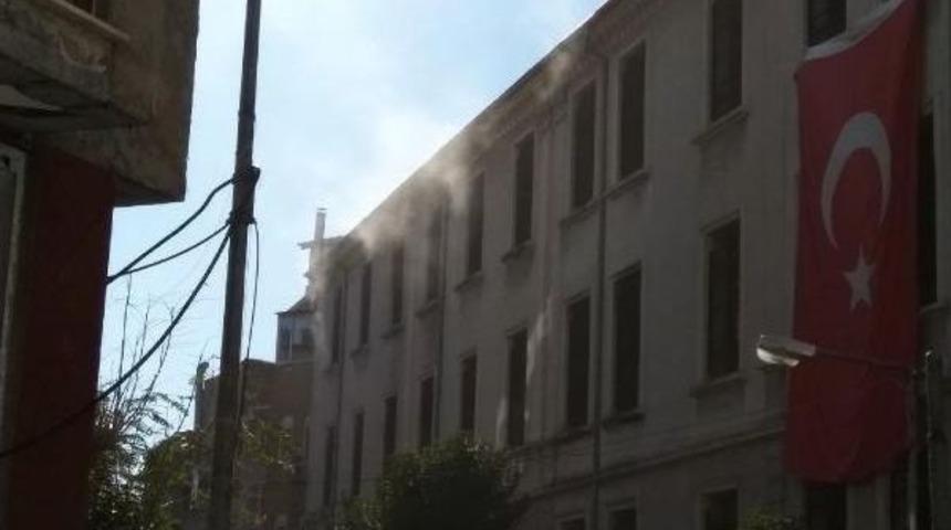 Kumkapı'daki Yabancılar Misafirhanesi'de Yangın (1)