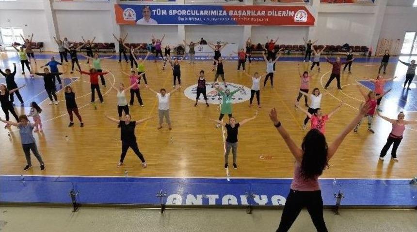 Muratpaşa Belediyesinin &lsquo;zumba&rsquo; Kursları Devam Ediyor