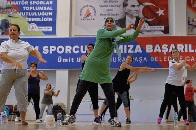 Muratpaşa Belediyesinin ‘zumba’ Kursları Devam Ediyor