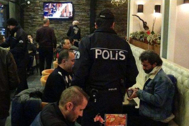 Polislere 'ben Yoruldum Hayat' Şarkısını Söylediler