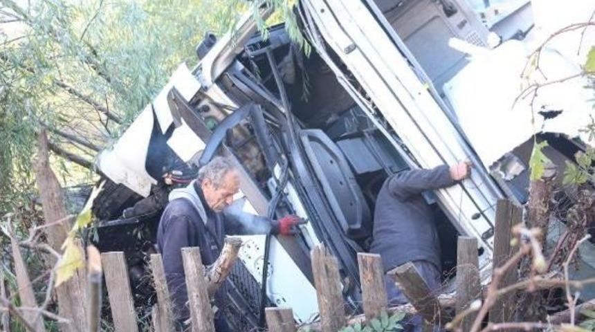 Tır Ağa&ccedil;lara &Ccedil;arparak Devrildi