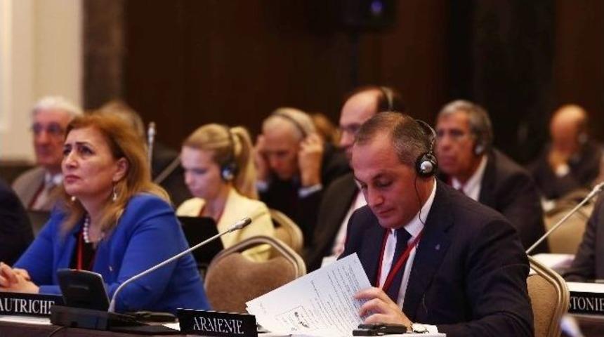 Bakan &Ccedil;avuşoğlu&rsquo;ndan Ermeni Milletvekilinin "deaş" Sorusuna Tepki