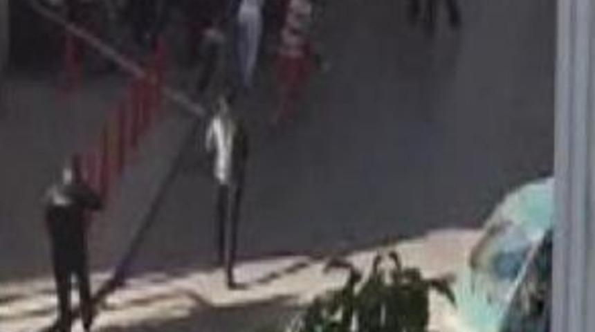 Kumkapı'da Geri G&ouml;nderme Merkezi'nde Olay &Ccedil;ıkaran Yabancılar Ka&ccedil;tı, Polis Arkalarından Ateş A&ccedil;tı